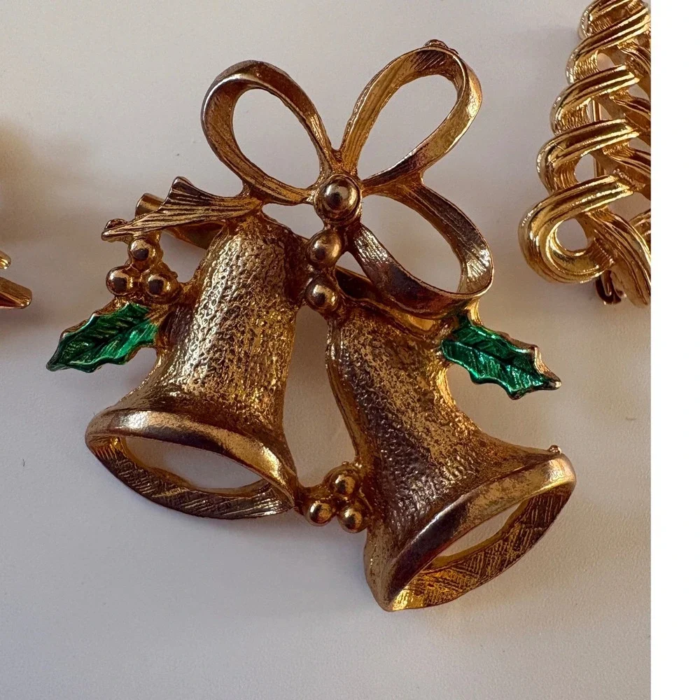 Vintage Avon Christmas Brooch Pin Set Gold Tone Bells Ribbon Tree Rhinestone 3pc
